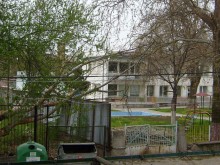 Вятърът стовари дърво върху играещи в детска градина деца