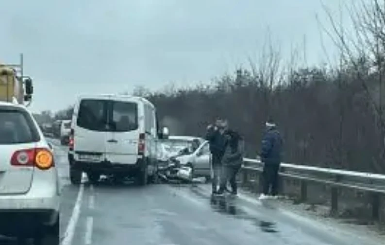 Отбиват трафика през "Тракия" заради жестокия сблъсък с жертва до Пловдив