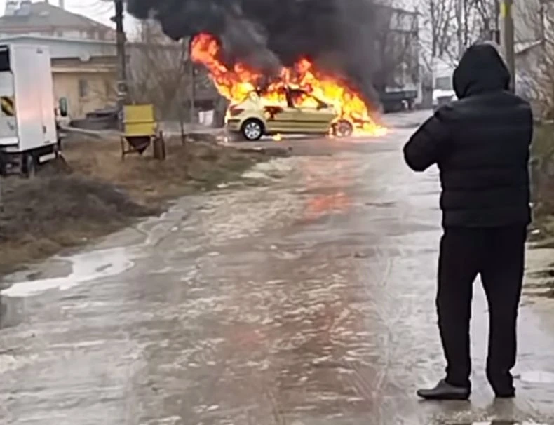 Кола изгоря в пловдивско село