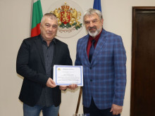 Драгомир Драганов отличи шефа на Областното пътно управление в Русе инж. Стамен Савов