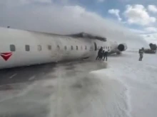 Самолет се преобърна при кацане на летището в Торонто