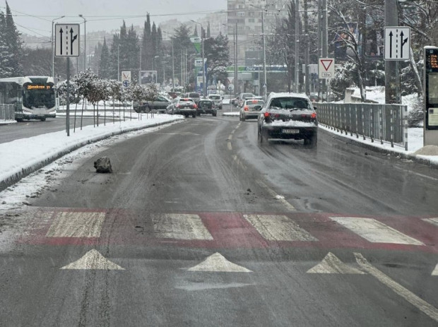 Няма непроходими пътища или селища без ток заради снеговалежа в Старозагорско