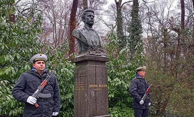 Десетки варненци сведоха глави пред подвига на Апостола