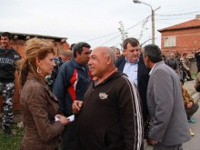 Илия Пашев към ромите в село Брестовица: "Не сме забравили проблемите ви“ 