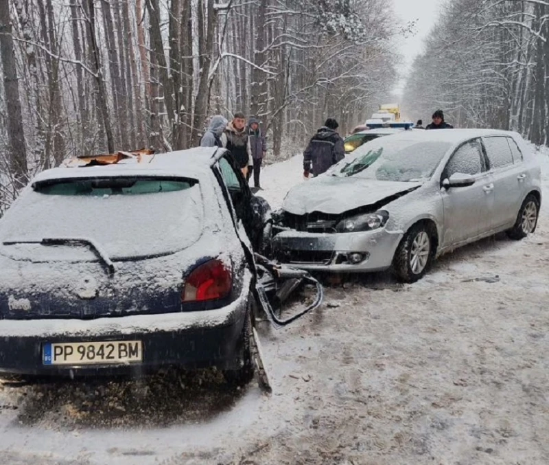 Жена е с опасност за живота след катастрофа в Разградско, при друга пострада дете