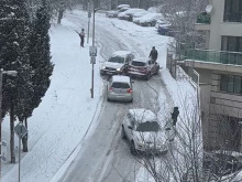 Кадри на блъскащи се коли по заледена улица станаха тотален хит в мрежата