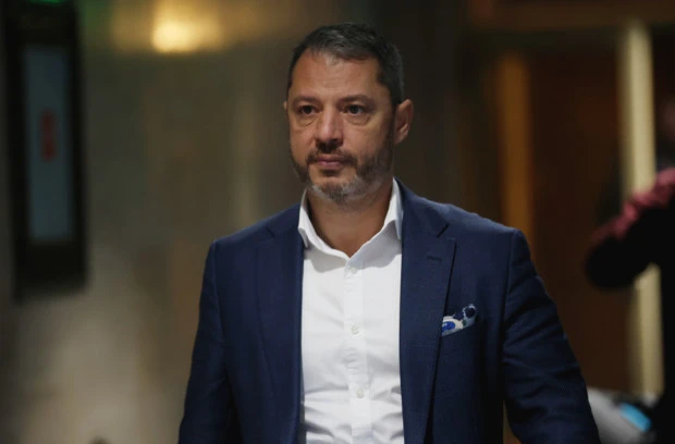 Делян Добрев подари розов маркер на Асен Василев заради "женски истерии"