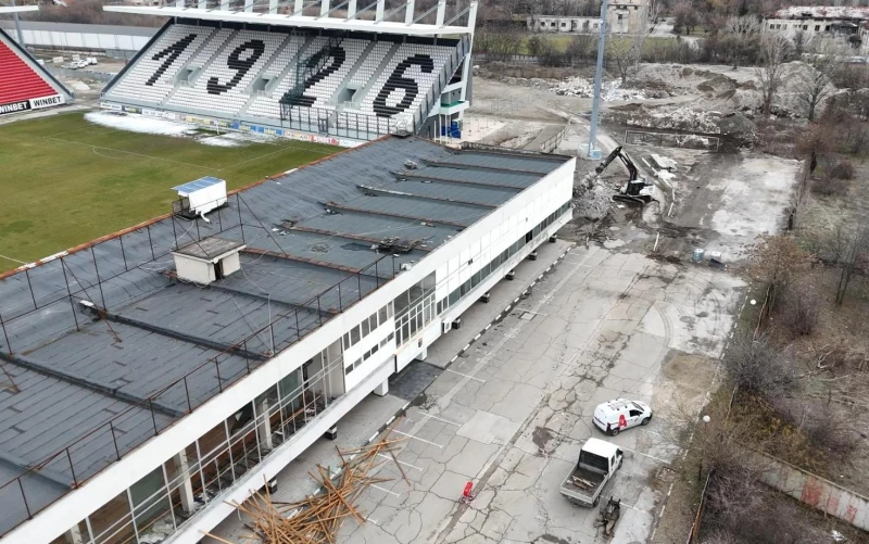 Гледайте! Започна разрушаването на централната трибуна на "Лаута"