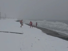 Смелчаци се топнаха в морето, около тях - кучи студ