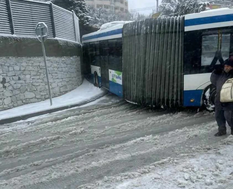 Варненци гневни заради неизчистените пътища: Автобус се качи на тротоара, пешеходците газят в киша