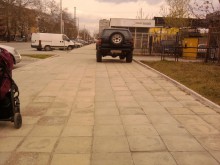 Нагло паркиране на джип на тротоара пред стадион "Ботев"