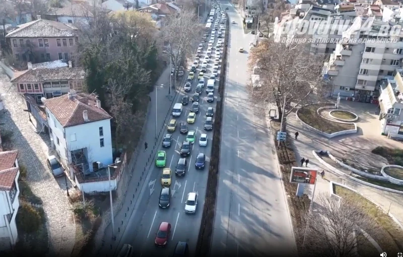 Огромно задръстване в центъра на Пловдив