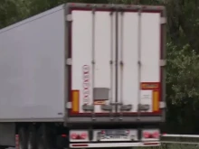 Тежкотоварен автомобил аварира на АМ "Струма", АПИ с апел към преминаващите