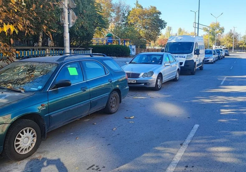 Махат скобите за паркиране в "Тракия", правят платени зони