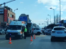 Катастрофа между кола и линейка в София, има пострадал лекар