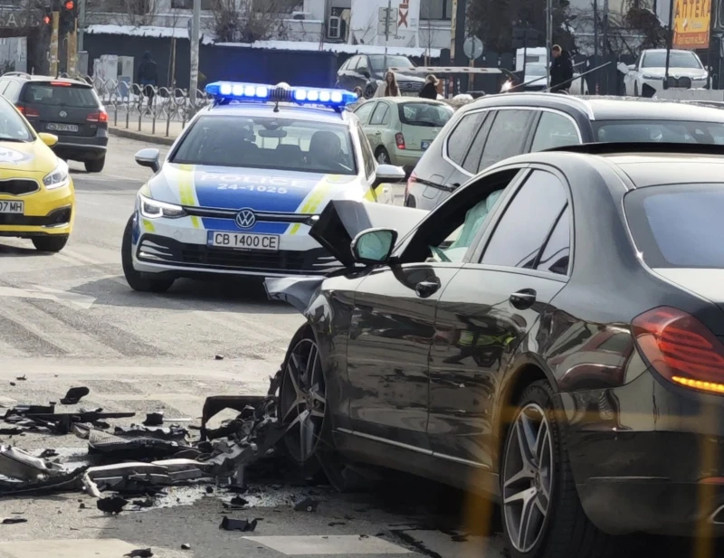 Адска катастрофа на бул. "Черни връх" в София, колите са изпотрошени