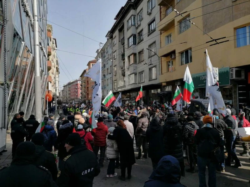 Депутати от "Възраждане" са били обгазени по време на протеста