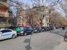 Не сте виждали толкова много полицейски коли, паркирани на една улица