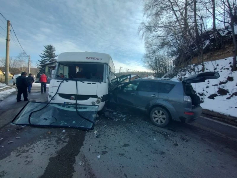 Жестока катастрофа край Железница: Кола се вряза в кемпер 