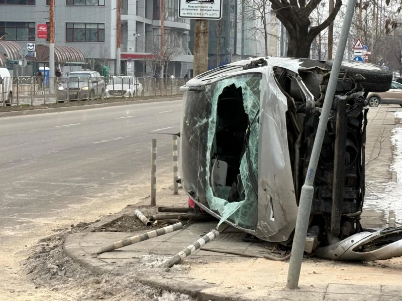 След гонка с полицията: Двама са пострадали при тежката катастрофа на бул. "Тодор Александров"