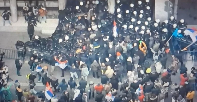 Сблъсъци между полиция и протестиращи в Нови Сад