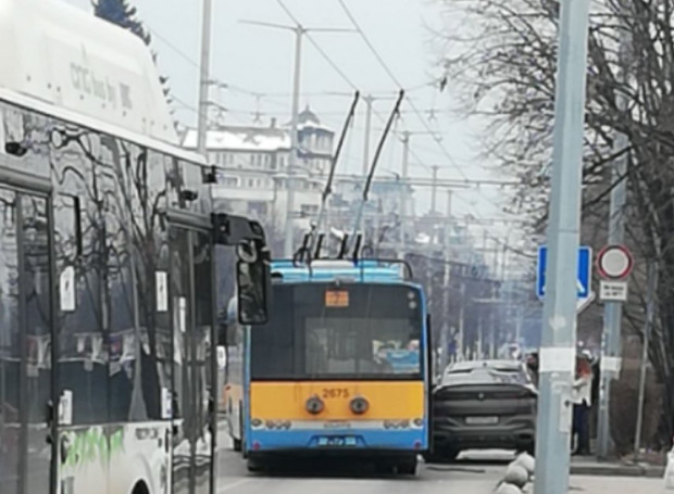 Инцидент между автомобил и тролей на столичен булевард