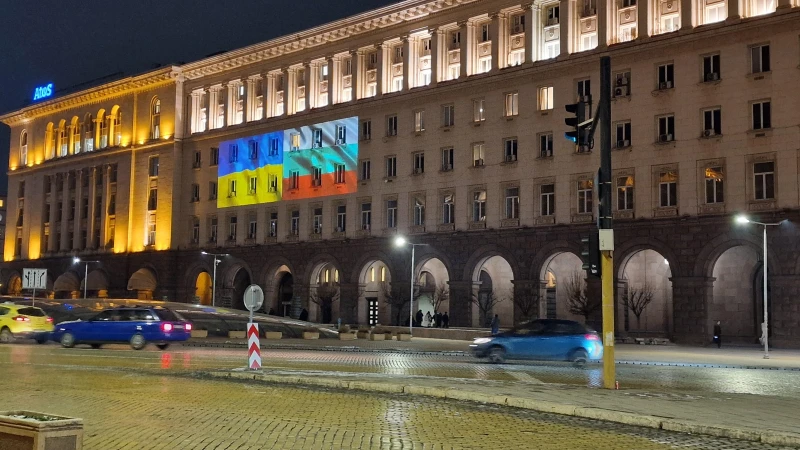 Три години война: Осветиха с украинското и българското знаме сградата на Министерски съвет