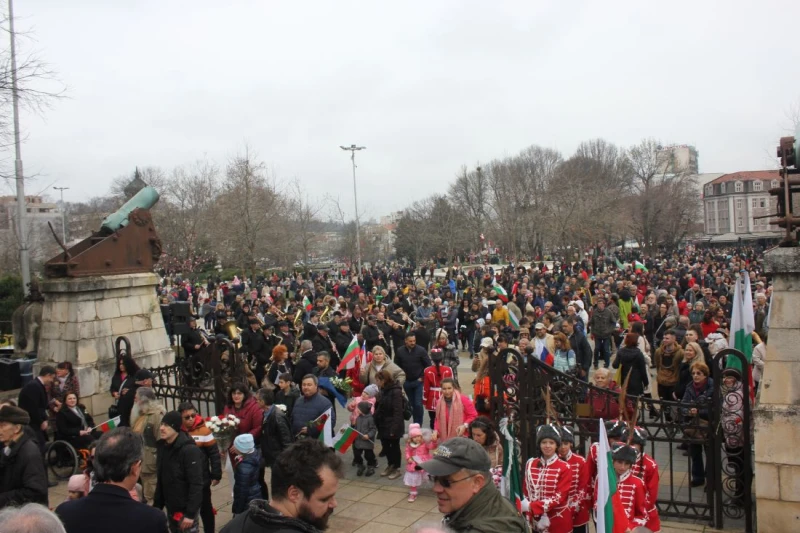 Плевен чества 3 март с тържествена заря-проверка и празничен концерт