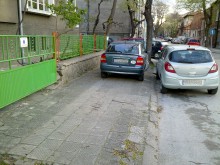 Автомобили паркират на тротоара, при наличие на паркинг 