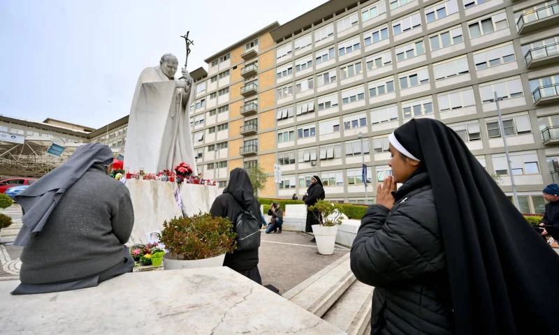 Ватикана: Състоянието на папата е с леко подобрение