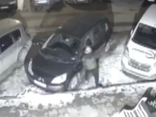 Бившият на жена я тормози, разби кола пред блока, мислел, че е нейната