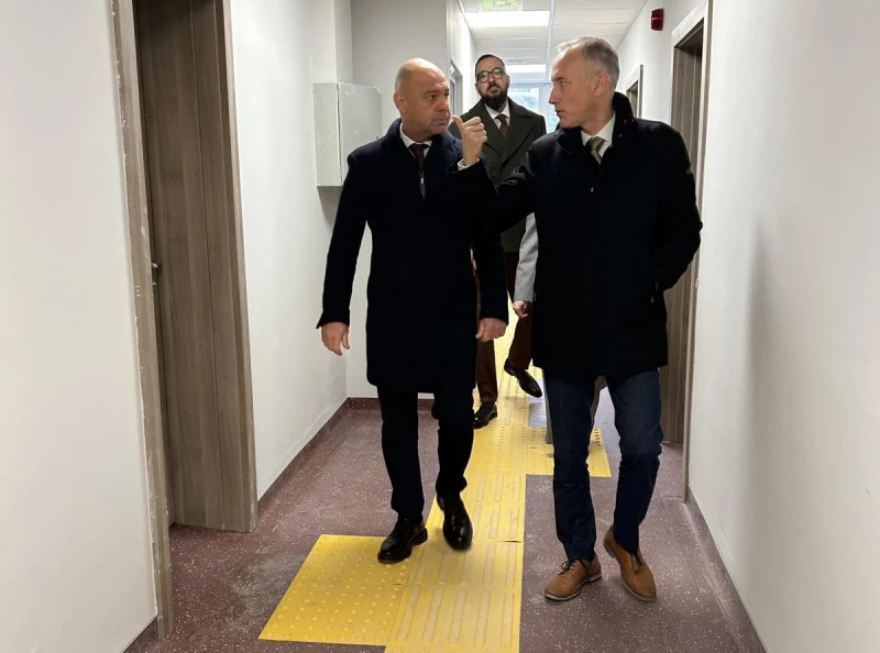 Кмет и министър влязоха в общежитието на Руската гимназия в Пловдив