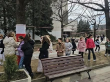 Деца от Благоевград направиха най-дългата ръчно изплетена мартеница