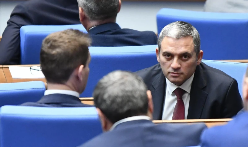 Двете фракции на ДПС се скараха в парламента