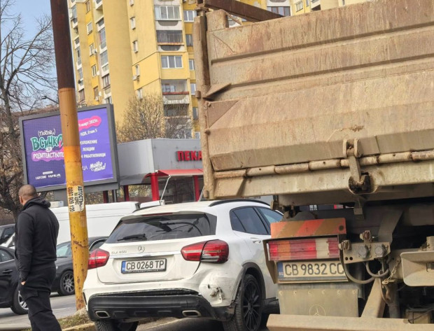 Ужасна тапа на бул. "Иван Гешов" в София заради катастрофа