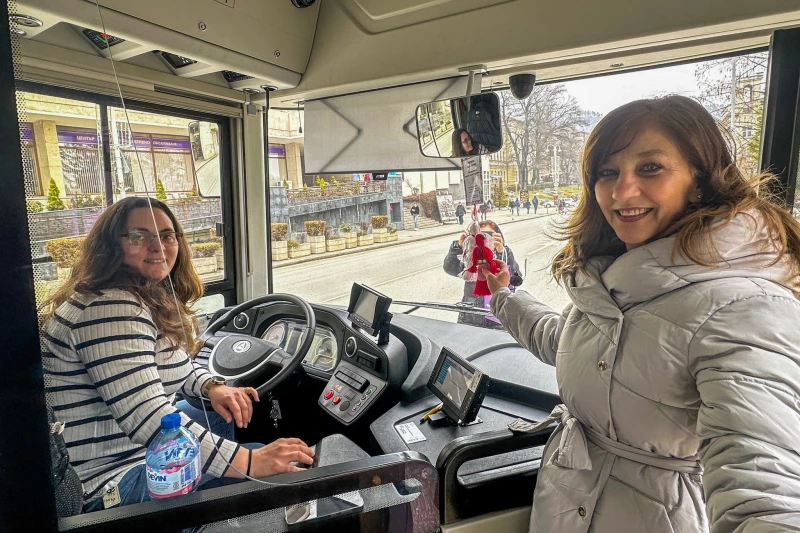 Красят с мартеници над 60 автобуса във Велико Търново