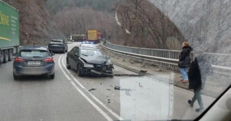 Катастрофа затруднява движението в Прохода на Републиката