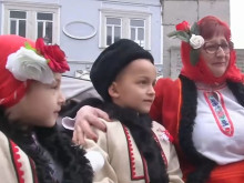 Баба Марта пристигна на файтон: Румънски туристи са изумени от гледката
