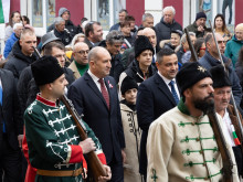 Президентът Радев: Това знаме е знак на несломимия ни дух, на жилавия ни корен, закрепнал дълбоко в земята на България
