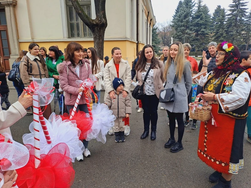 Кюстендил се окичи с червено-бели цветове