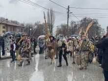 Дъждът не спря традицията! Кукери гониха злите сили в пловдивския кв. "Коматево"