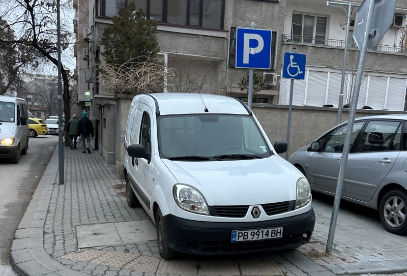 Шофьорът на тази кола да се засрами