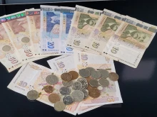 Изплащат пенсии и обезщетения по сметките