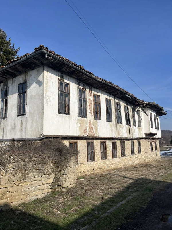 Паметник на културата в павликенско село пада, но никой не поема отговорност