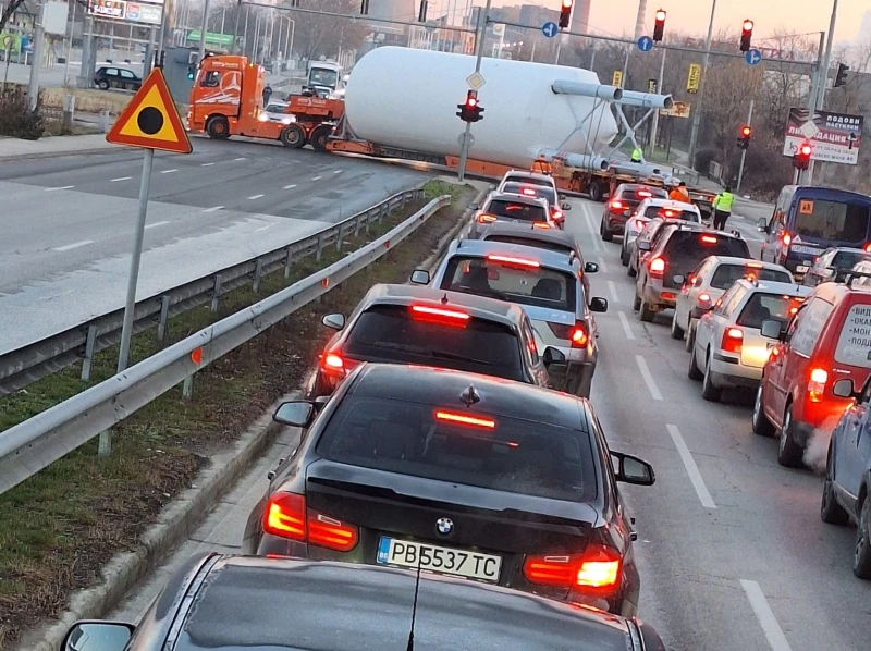 Огромно нещо причини голямо задръстване в Пловдив