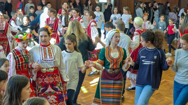 Средства за зрелостници в затруднение събраха на фолклорен празник техни съученици