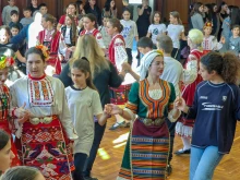 Средства за зрелостници в затруднение събраха на фолклорен празник техни съученици