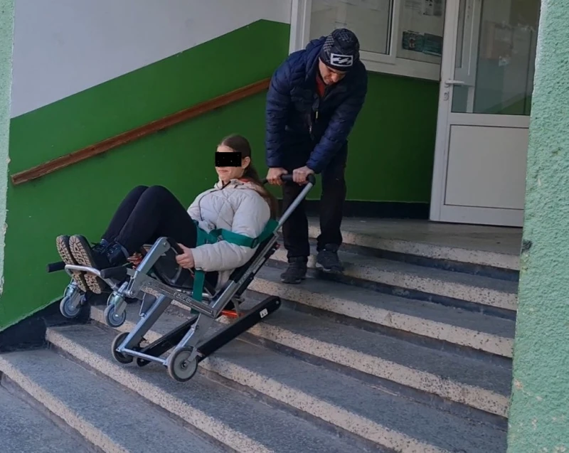 Селски кмет купи носилка за трудноподвижни избиратели с пари от награда