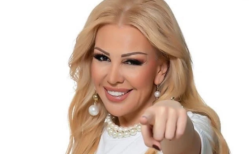 Луна се захвана с младо лъвче