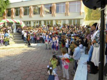 Водят учениците от СОУ "Димитър Матевски" на спортен празник в Пазарджик